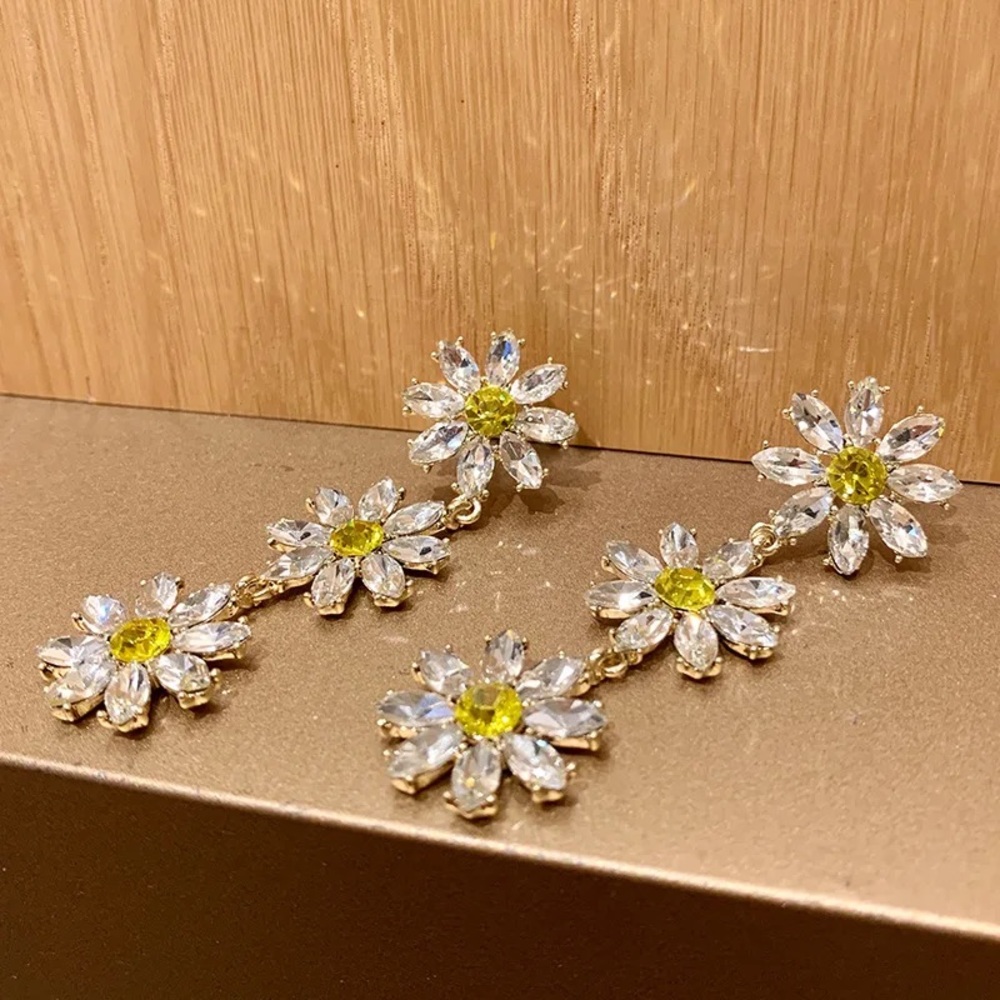 🌻 Triple Daisy Flower Drop Earrings
